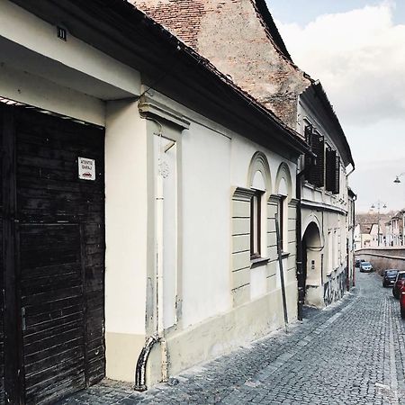 Old Town Studio Apartment Сибиу Экстерьер фото