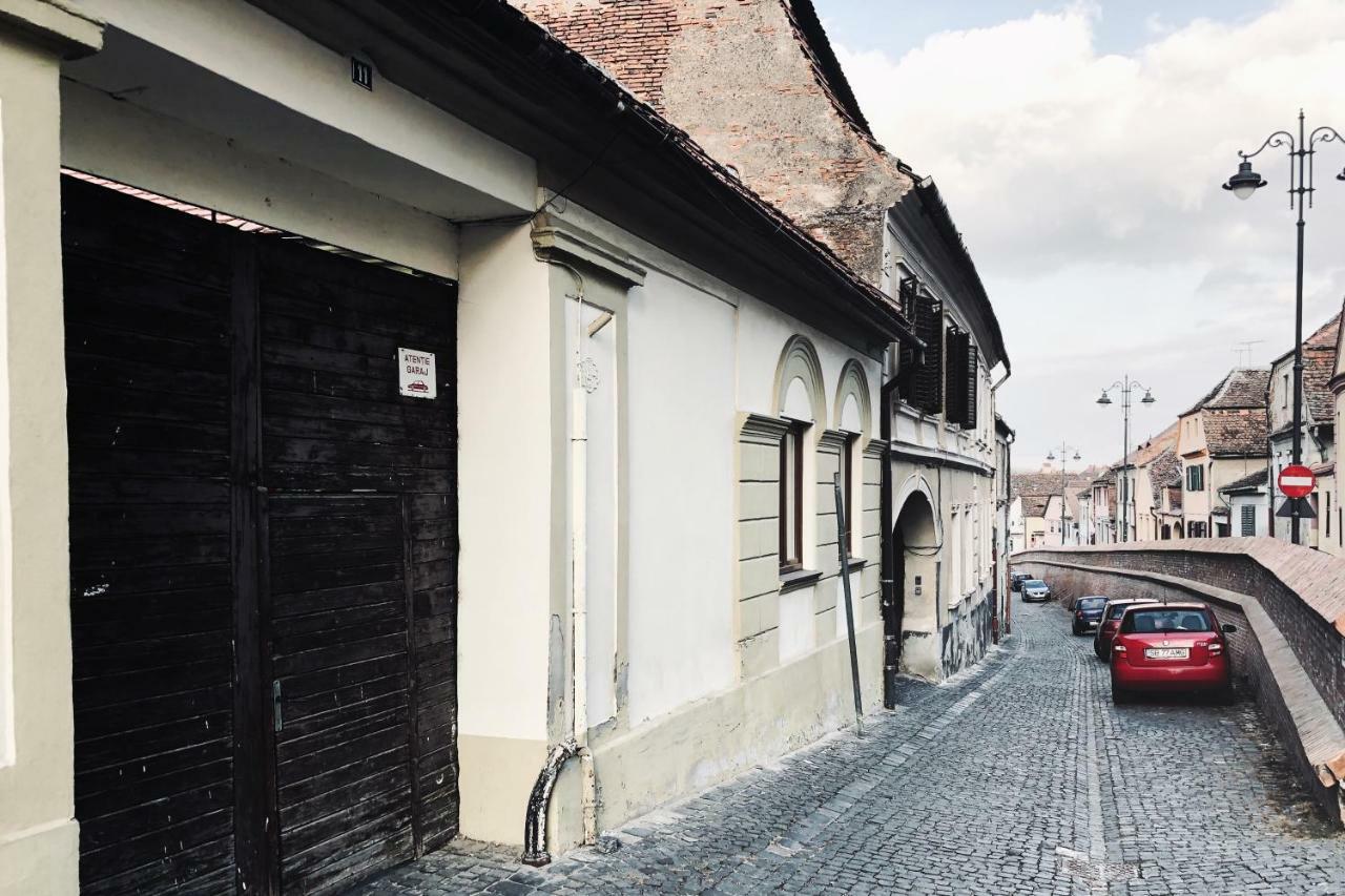 Old Town Studio Apartment Сибиу Экстерьер фото
