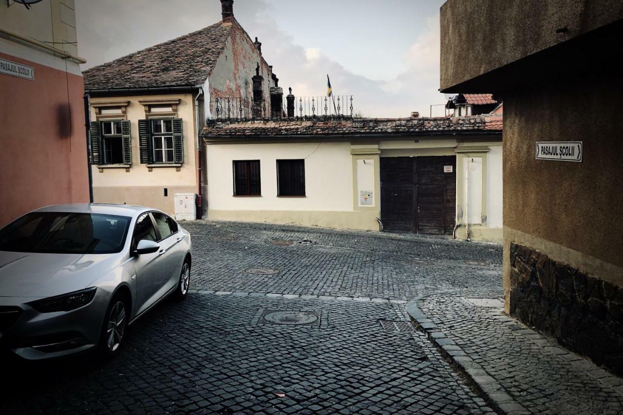 Old Town Studio Apartment Сибиу Экстерьер фото