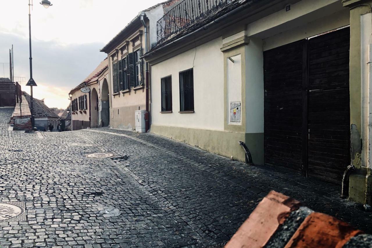 Old Town Studio Apartment Сибиу Экстерьер фото